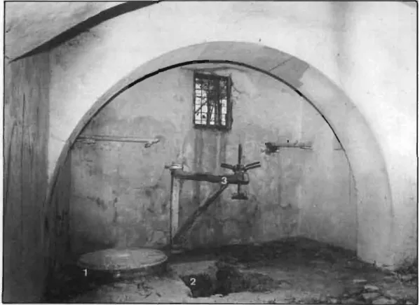 FOTO 3.-lnterlor de la sala de moler. Molino Alto. 