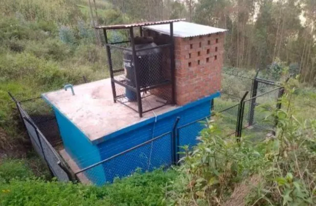 Fig. 7 Reservorio de Batanchaca y sistema de cloración por goteo 
