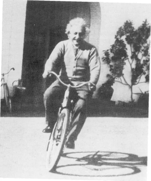 Figura 10 Einstein montando en bicicleta en Los Angeles. Febrero de 1933 (The force of knowledge,, J