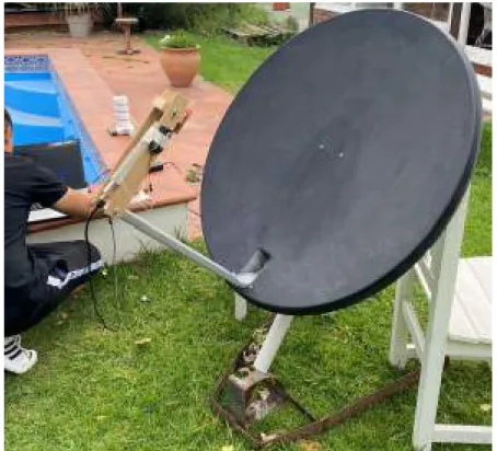 Figura 3.46: Reflector de televisi´ on satelital con antena Patch.