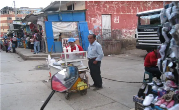 Foto 8. Venta de comida cerca del depósito de basura  