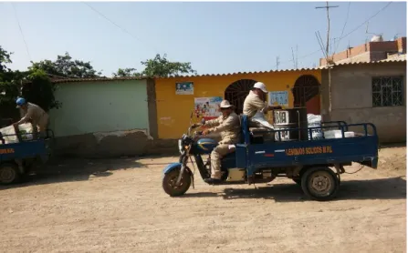 Figura 7. Trabajadores del programa de segregación usando la motofurgón 