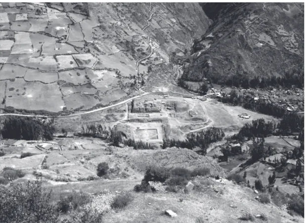 Figura 1. Vista de Chavín de Huántar desde la ribera este del río Mosna.