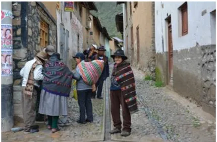 Figura 5: Fotografía de los pobladores de Huancaya, caminando  por las calles de la comunidad