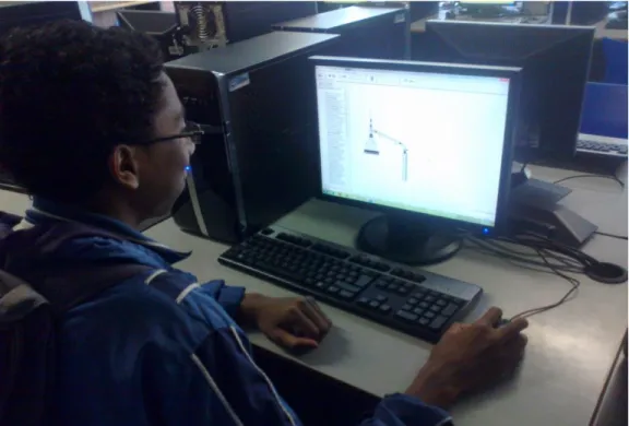Figura 2.Estudiante trabajando con el laboratorio virtual de Química. 