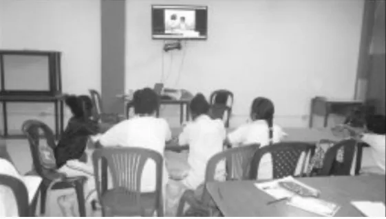 Figura 7. Imagen de los estudiantes viendo un video sobre temas de historia.  