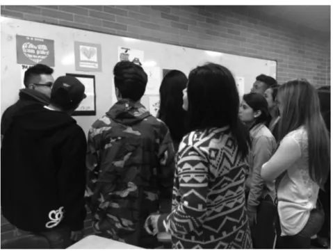 Figura 9. Estudiantes de la clase de Gramática Española (primer semes- semes-tre de 2017) observando la exposición de caligramas