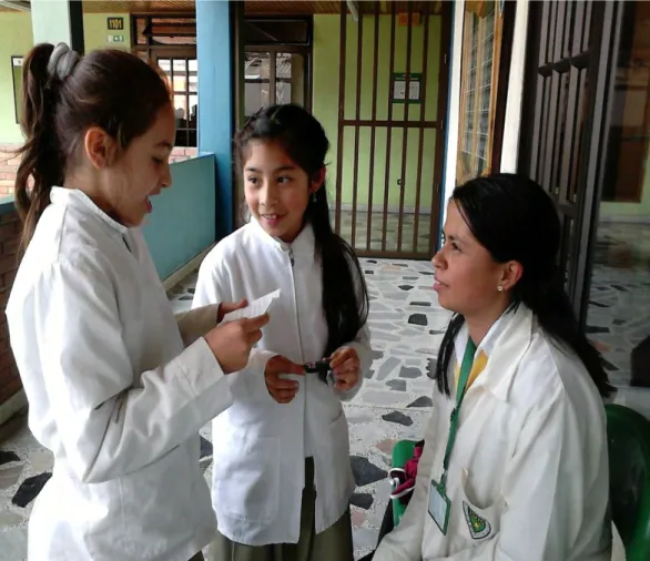 Figura  9[Imagen de las niñas entrevistando a la profesora de matemáticas] (2013) Bogotá, Colombia.