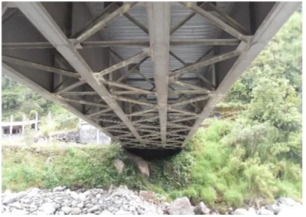 Ilustración 22. Decoloración de pintura en arriostramientos  Fuente: Inspección Puente Rio Verde, Aguayo, (2014) 