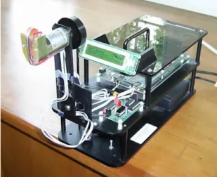 Fig. 1.1: El P´endulo con Rueda de Reacci ´on implementado sobre el Mechatronics Control Kit.