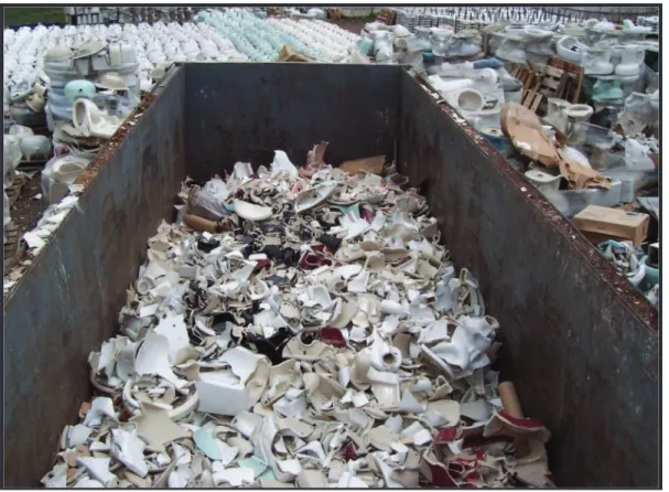 Figura 6.  Fotografía de un contenedor metálico con piezas defectuosas destruidas en el  patio de rotura de EDESA S.A