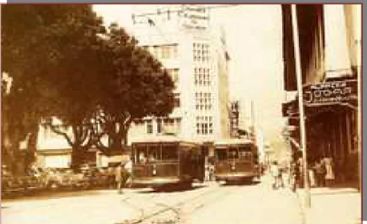 Figura 3.Tranvía en su paso por la plaza de Bolívar en los años 50. 