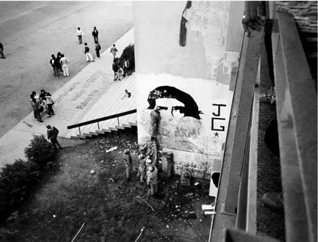 Figura 4. Durante una intervención militar a la Universidad de San Marcos, en 1991, miembros del Ejército  borran la imagen de Ernesto Che Guevara de una de las paredes de la Facultad de Derecho