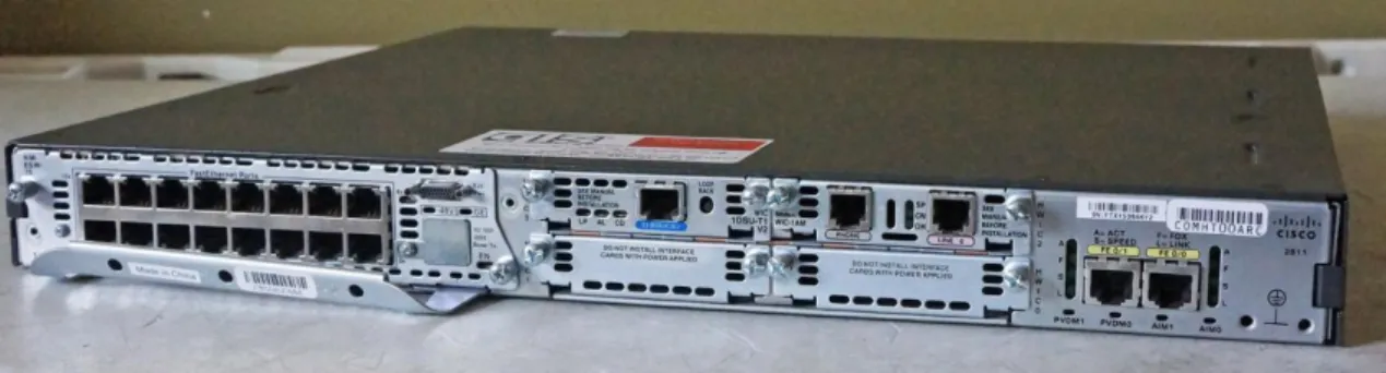 Figura 3.  1 Routers Cisco 2811 parte posterior 