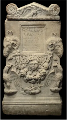 Fig. 6 - L’altare cinerario di Gellia  Aphia corredato di coperchio nel  catalogo elettronico dell’asta del 30 