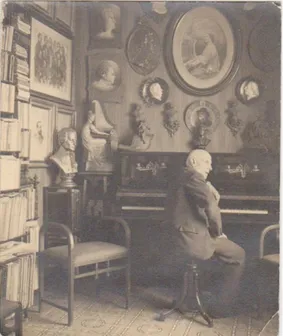 Fig. 3. Vicente Peydró ante el piano en  el  despacho  de  su  domicilio  sito  en  la  Calle  Músico  Peydró  nº  6