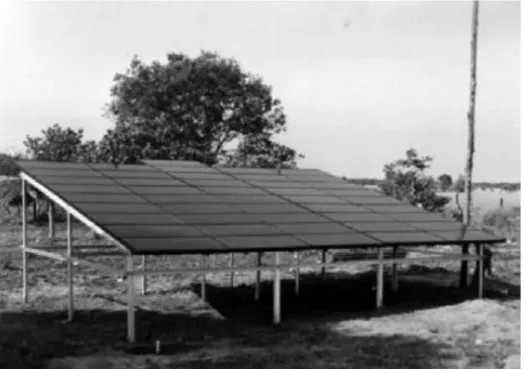 Figura  I  Sistema  solar  de  2.8  kWp  instalado  por  el  antiguo  ICEL  (Instituto  Colombiano  de  Energía  Eléctrica,  hoy  IPSE),  Vichada,  en  1996