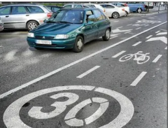 Figura 4.- Zona 30 a Vitòria. Convivència entre  vehicles i bicicletes. Font: www.elcorreo.com 