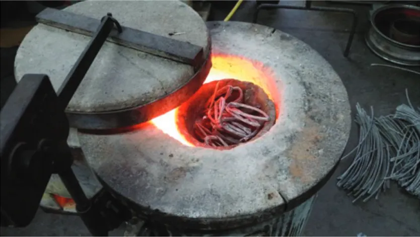 Figura 2.16. Fragmentos de aluminio puro colocados en el crisol dentro del horno. 