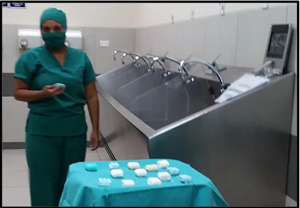 Fig. 7. Cada estudiante procedió a realizar su técnica de lavado de manos  quirúrgico indicada según la lista de asignación aleatoria