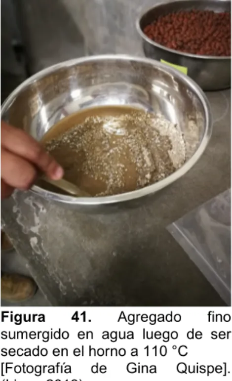 Figura 41. Agregado  fino sumergido  en  agua  luego  de  ser secado en el horno a 110 °C [Fotografía  de Gina  Quispe].