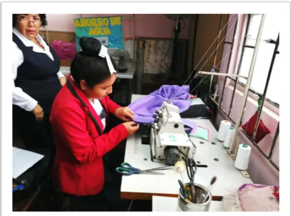 Foto 16: Estudiante mostrando su habilidad en la confección de pantalón pijama y los resultados