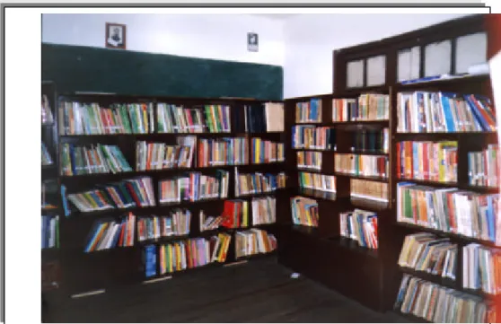 FOTO 1.  BIBLIOTECA DEL INSTITUTO DE BACHILLERATO COMERCIAL PITÁGORAS.  En esta foto se observan una serie de libros, en donde su gran mayoría están pasados de vigencia (1967), observando que los textos guías de su énfasis (Comercial) son inexistentes; no 