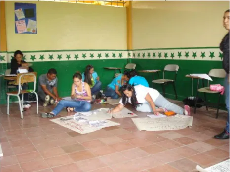 Foto  3.  Preparación  de  carteles  para  exposición  en  grupos  en  la  asignatura  Investigación  agroindustrial en el municipio de Briceño