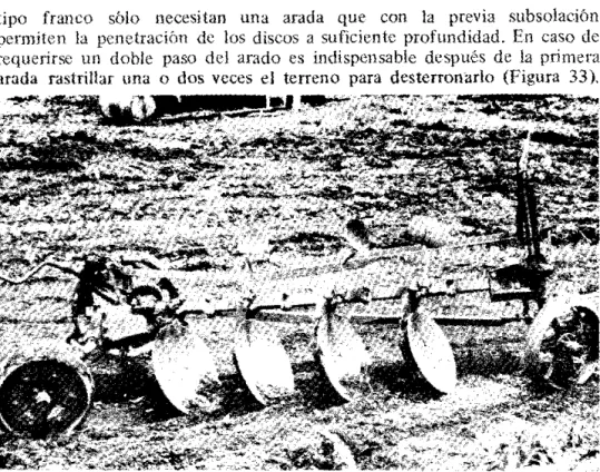 FIGURA  33.  La  roturaciÓn  del  terreno  se  complementa  con  una  o  dos  aradas,  por  tal  efecto  se  emplea  el  arado  de  discos  de  32  pulgadas  de  diámetro