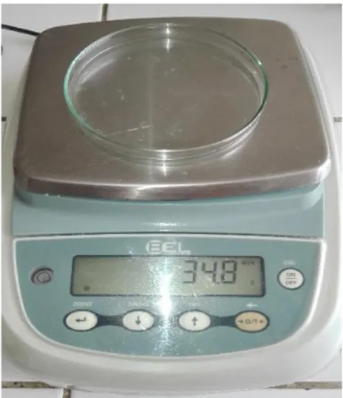 Figura 8.14. Estufa, empleada para  eliminar la humedad de la placa Petri. 
