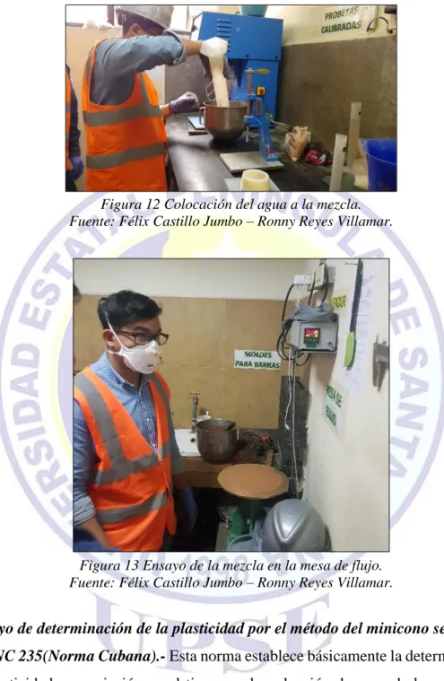Figura 12 Colocación del agua a la mezcla. 