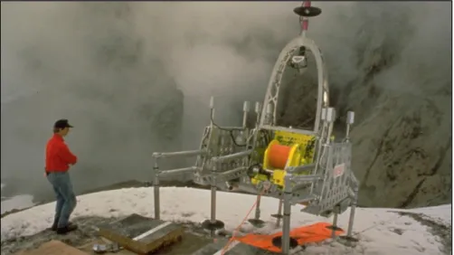 Figura 3. Robot Dante II durante una  misión de exploración en un cráter volcánico.  