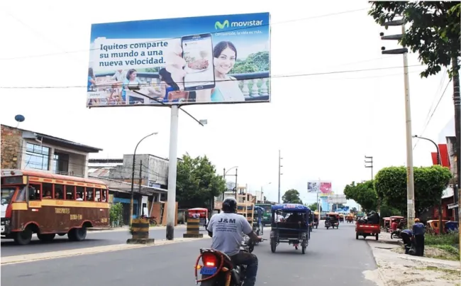 Foto 13. Vista de paneles publicitarios de tamaño grande en la avenida Abelardo Quiñones 