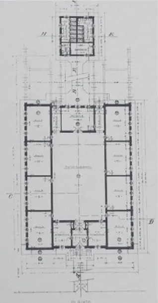 Figura 4: Planta de escuela de ocho aulas ampliable a doce Con patio cubierto central, pabellón de servicios sanitarios  ubi-cado sobre el eje central del edificio pero exento.