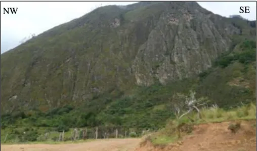 Foto 7.Fracturas en  los estratos de areniscas debido a que las lutitas metamorfizadas  han sido  erosionadas  por su  baja  resistencia al  intemperismo  y  agentes  externos,  ubicado en el camino al río Chotén 