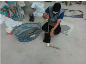 Figura 29 Compactado de los especímenes de concreto 