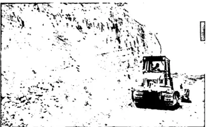Figura  1.  Extracción de material con excavadora en cantera 