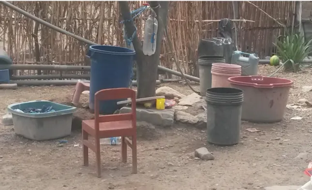 Foto N° V: Depósitos recolección agua en el exterior de la vivienda, Jr. El Sol, Centro Poblado Menor El Salitre Año – 2017