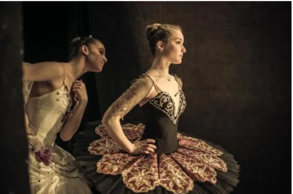 Ilustración 6. Bailarinas detrás del escenario. 
