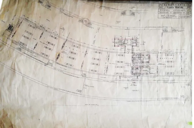 Fig 20.  Fotografía del plano de planta baja del volúmen que nunca se  construyó., 