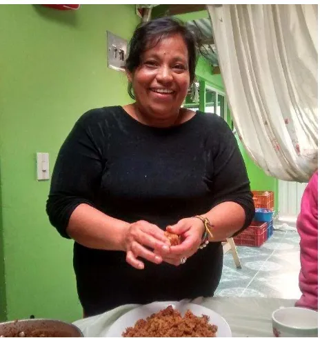 Fig. 3. Teresa de Jesús Macuacé, en la sala de su casa en el barrio Altos del Pino en una tarde de "saberes y haceres de cocina"