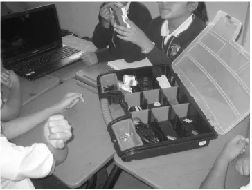 Figura 5. Alumnos manipulando la computadora.  
