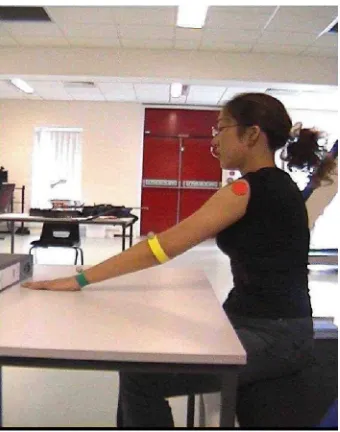 Figura 2.20: Segmentación de la mano en el sistema propuesto por Tao y Zhou. a) Imagen original,b) Imagen segmentada al aplicarse el algoritmo Camshift.
