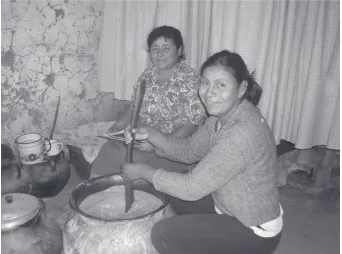 Figura 5. Vecinas “meceando” la chicha.
