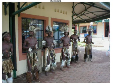 Fig. 5. Victoria Falls, Zimbabwe, residentes ejecutando danzas tradicionales para los 