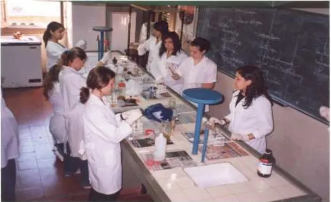Figura 2. Alumnos en la tarea de procesamiento de las muestras.