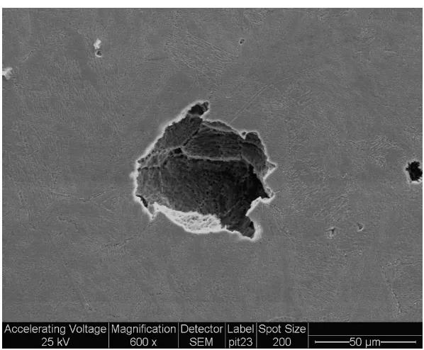 Figura 4.11. Micrografía SEM donde se observa el crecimiento de una picadura semiesféricaen acero inoxidable 13CrNiMo en 0,05 M K2SO4 + 0,04 M NaCl (pH = 4,1).  
