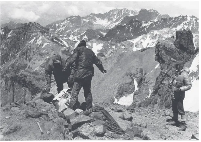 Figura 5. Dos expedicionarios preparan el fardo funerario de la momia del Cerro Aconcagua para su ulterior descenso (9 de enero de 1985 [J.S