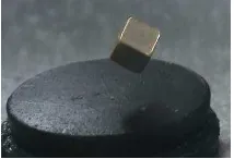 Fig. 1.4   Imán levitando sobre una pastilla superconductora debido al efecto Meissner