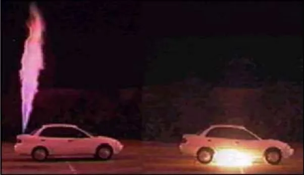 Figura 4. Incendio en un coche con un tiempo = 3 s. alimentado por hidrógeno  (coche de la izquierda) y en otro alimentado por gasolina (coche de la derecha)